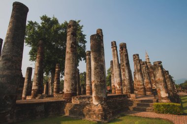 Sukhothai Tarihi Parkı 'ndaki antik tarih Akşamları Sukhothai, Tayland' da, turuncu gökyüzünde