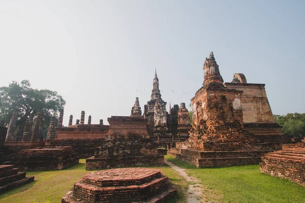 Sukhothai Tarihi Parkı 'ndaki antik tarih Akşamları Sukhothai, Tayland' da, turuncu gökyüzünde
