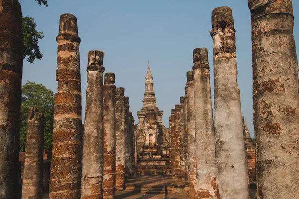 Sukhothai Tarihi Parkı 'ndaki antik tarih Akşamları Sukhothai, Tayland' da, turuncu gökyüzünde