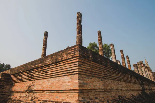 Sukhothai Tarihi Parkı 'ndaki antik tarih Akşamları Sukhothai, Tayland' da, turuncu gökyüzünde