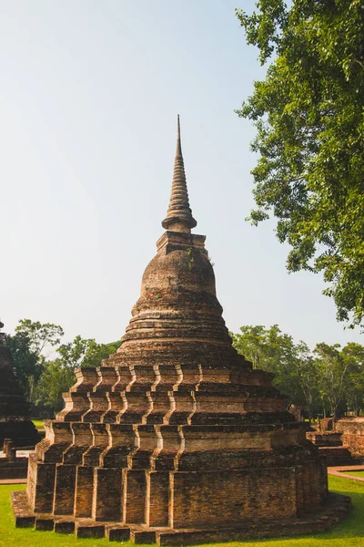 Sukhothai Tarihi Parkı 'ndaki antik tarih Akşamları Sukhothai, Tayland' da, turuncu gökyüzünde