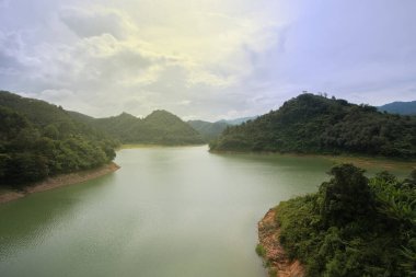 Su deposu vadilerin arasında. Yeşil doğada Gökyüzü ve hava açık bir günde