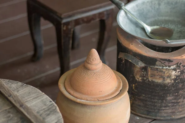 Thaise Klei Pot Deksel Geplaatst Keuken Buurt Van Houtskool Kachel — Stockfoto