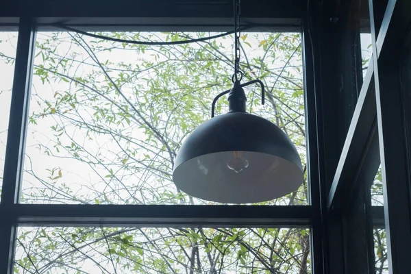 Fekete Mennyezeti Lámpa Egy Kávézóban Átlátszó Üvegfallal — Stock Fotó