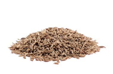 Beyaz arkaplanda izole edilmiş kimyon tohumları yığını