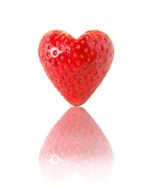 Çilekli kalp bembeyaz.