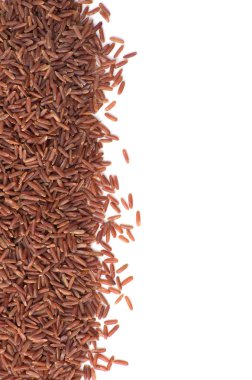 Beyaz arkaplanda yabani kırmızı pirinç yığını