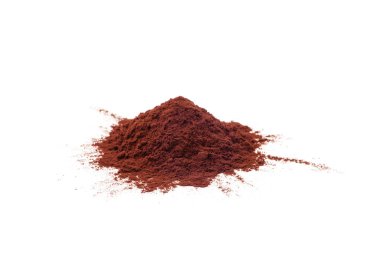 Kakao tozu beyaz arkaplanda izole edilmiş.