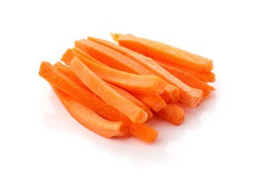 Beyaz arka planda soyutlanmış çiğ havuç.