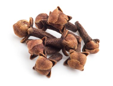 Beyaz arkaplanda baharat karanfilleri