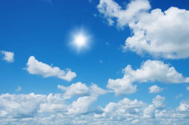 Mavi gökyüzünde beyaz bulutlar.