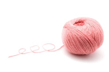 Beyaz arkaplanda pembe iplik topu