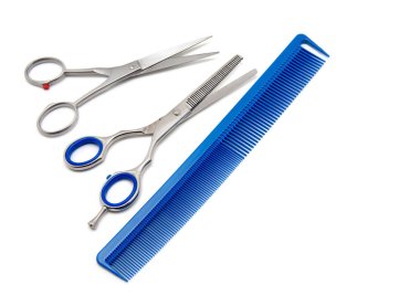 Makas ve saç fırçası beyaza izole edilmiş.