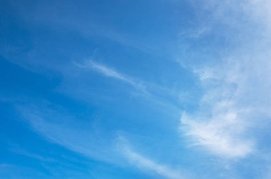 Beyaz bulutlu mavi gökyüzü arkaplanı