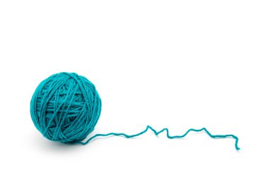 Beyaz arkaplanda iplik yumağı