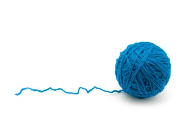 Beyaz arkaplanda iplik yumağı