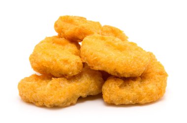 Kızarmış tavuk külçeleri beyaza izole edilmiş.