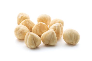 Fındıklar beyaz arkaplanda izole.