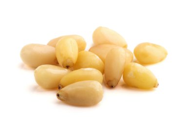 Beyaz arka planda Sedir Çamı fındıkları