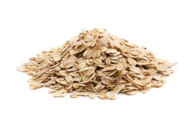 Beyaz arkaplanda yulaf ezmesi yığını