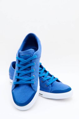 Bir çift yeni spor ayakkabı.