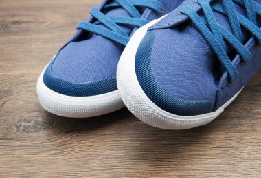 Bir çift yeni spor ayakkabı.