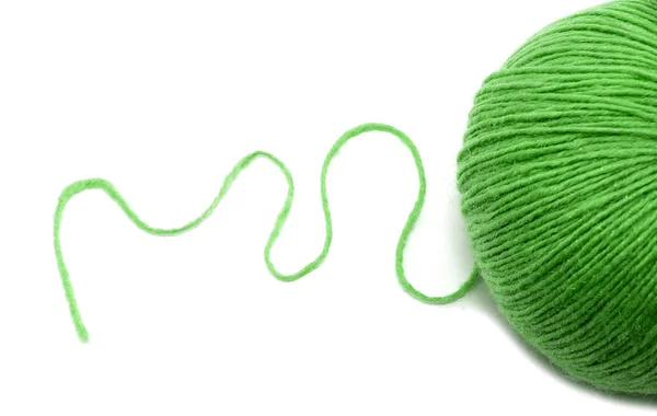 Green Yarn Ball Auf Weißem Hintergrund — Stockfoto