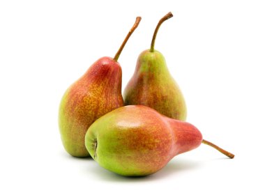 Olgun armutlar beyazlar üzerinde izole