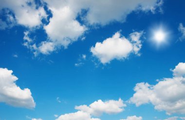 Mavi gökyüzünde beyaz bulutlar.