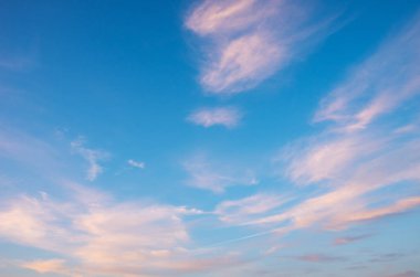 Mavi gökyüzünde beyaz bulutlar.