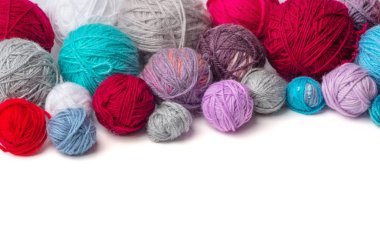 Beyazda izole edilmiş renkli iplik topları