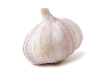 Beyaz arkaplanda sarımsak izole edilmiş.