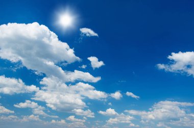 Beyaz bulutlu mavi gökyüzü arkaplanı