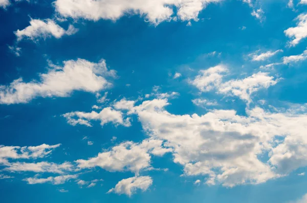 白い雲と青い空の背景 — ストック写真