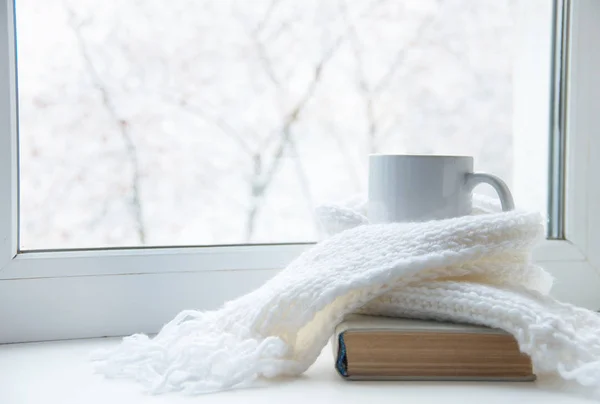 Caneca Chá Quente Tricô Quente Peitoril Janela Contra Paisagem Neve — Fotografia de Stock