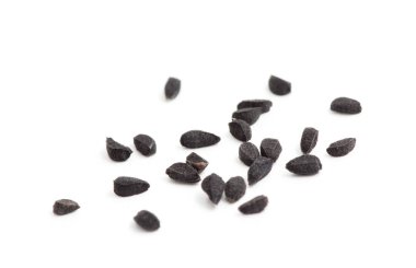 Siyah Susam Tohumları beyaz arkaplanda izole