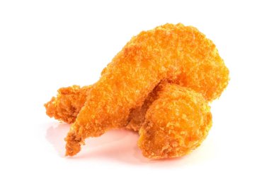 Kızarmış karidesler beyazda izole edilmiş.