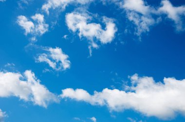 Beyaz bulutlu mavi gökyüzü arkaplanı