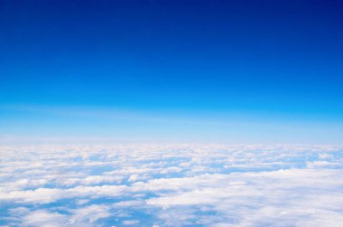 Mavi gökyüzünde beyaz bulut