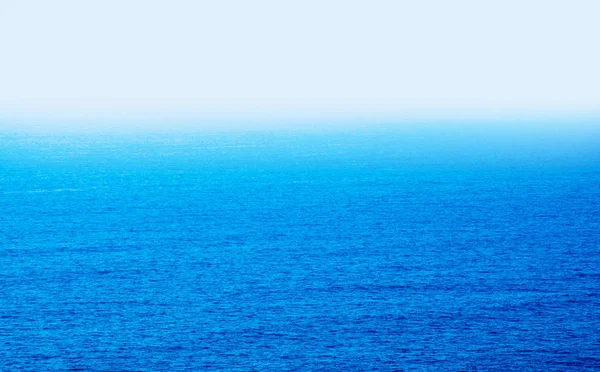 Синее Море Волнами Ясное Голубое Небо — стоковое фото