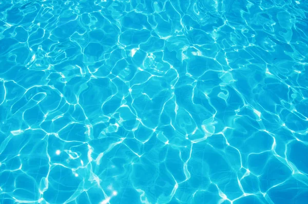 プール内の青い裂けた水 ストック画像