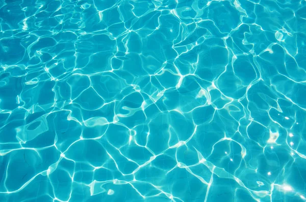 プール内の青い裂けた水 ストック写真