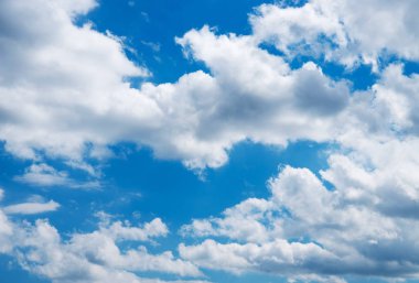 Mavi gökyüzünde beyaz bulutlar.