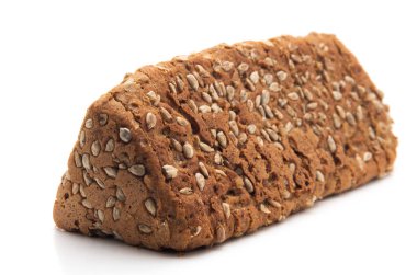 Beyaz arkaplanda izole edilmiş ayçiçeği tohumlu ekmek