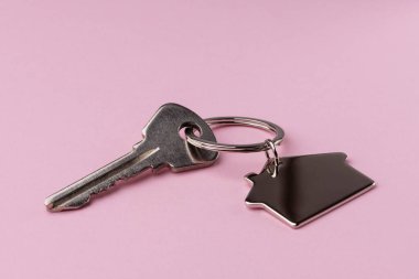 Pembe arka planda ev anahtarları