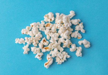 Mavi arkaplanda patlamış mısır