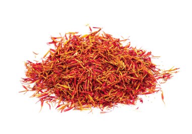 Kurutulmuş safran baharatı beyaz arkaplanda izole edilmiş..