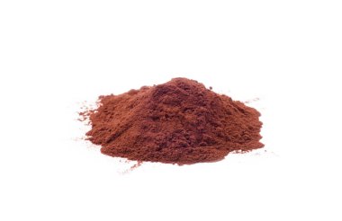 Kakao tozu beyaz arkaplanda izole edilmiş.