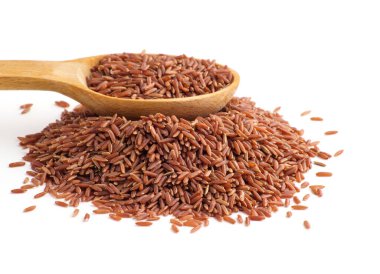 Beyaz arkaplanda yabani kırmızı pirinç yığını