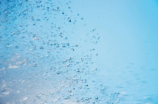 Respingo Brilhante Água Contra Céu Azul — Fotografia de Stock